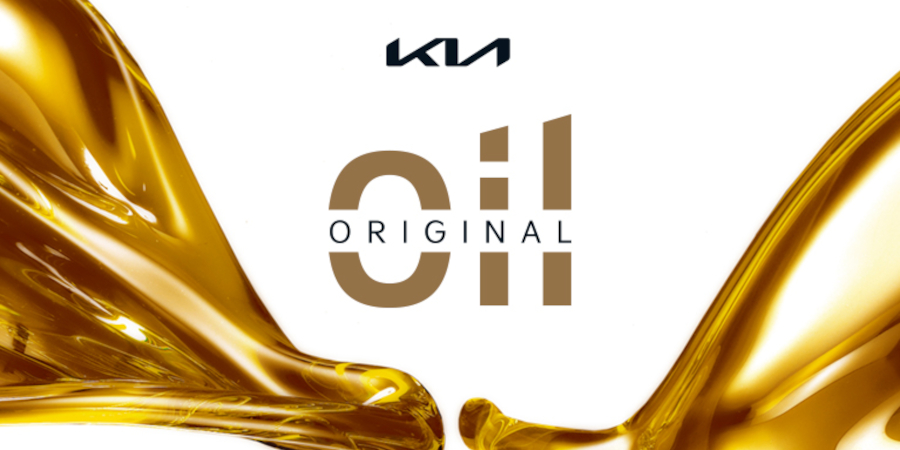 Kia-Logo über goldenem Motoröl mit Text "oil ORIGINAL".